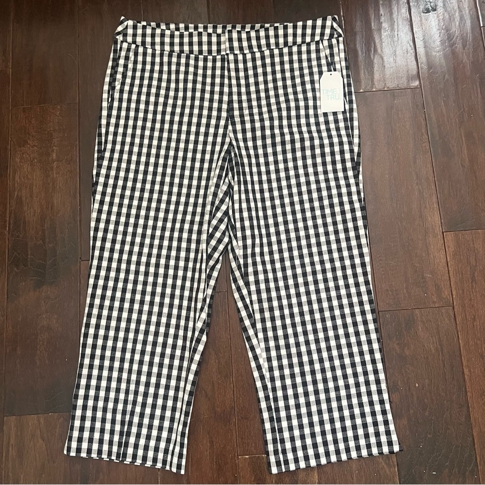 Time And Tru mid rise capri pants black and white